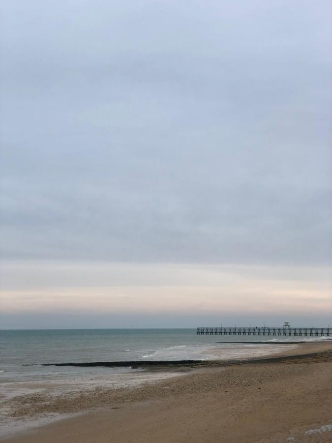 Un appartement spacieux à 30m de la mer- 45m2 Luc-sur-Mer Esterno foto