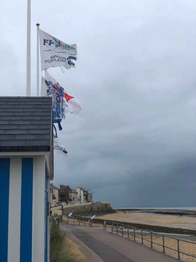 Un appartement spacieux à 30m de la mer- 45m2 Luc-sur-Mer Esterno foto